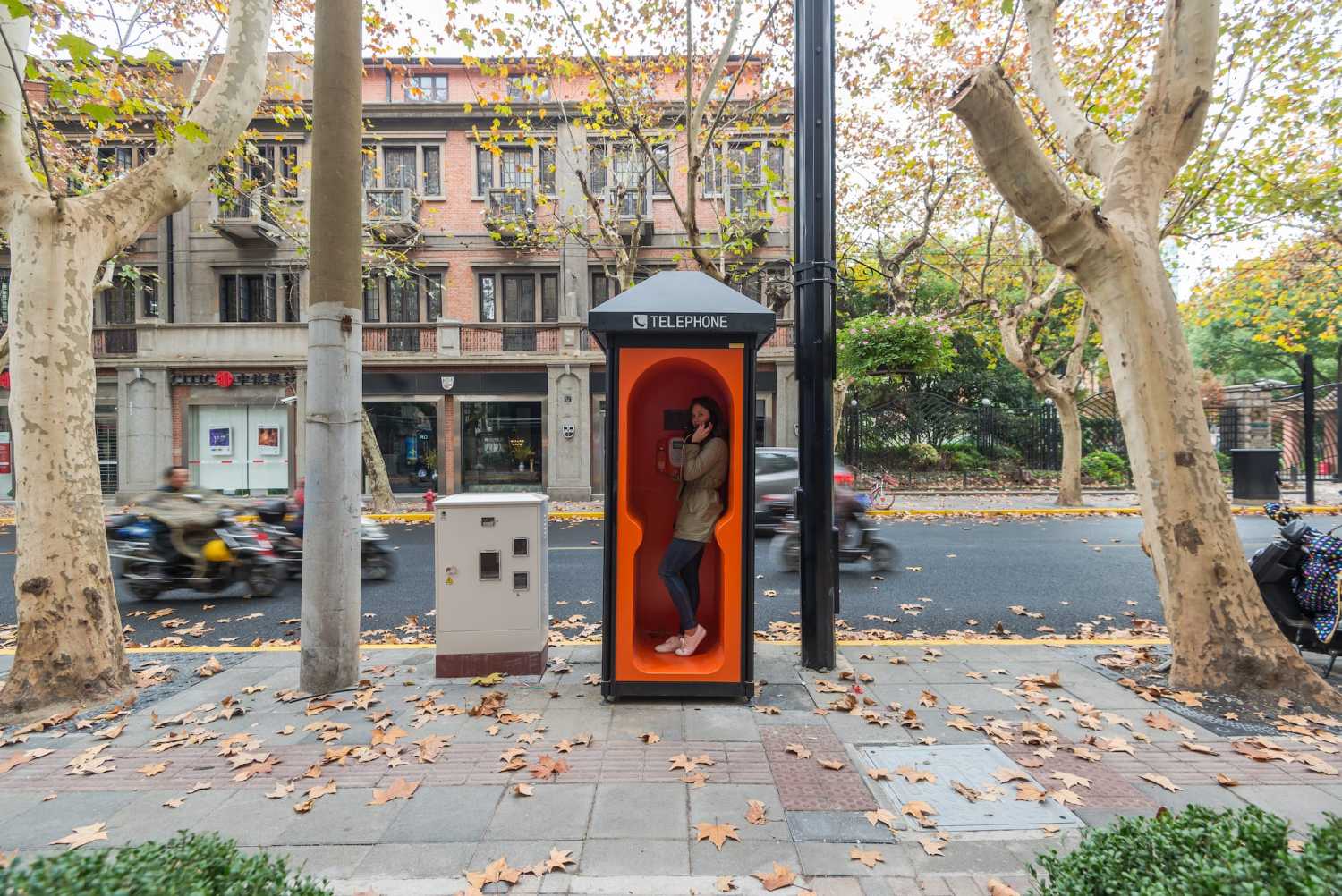 改造城市旧文物：上海愚园路橙色电话亭 - hhlloo