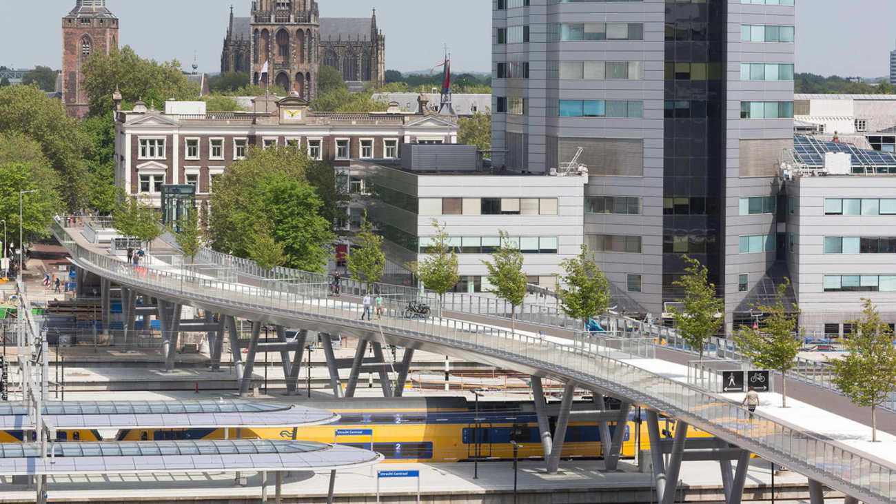 铁路大桥上的绿茵空间：Moreelsebrug大桥 