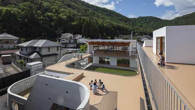 “宝盒”幼儿园：日本 Tesoro Nursery School 